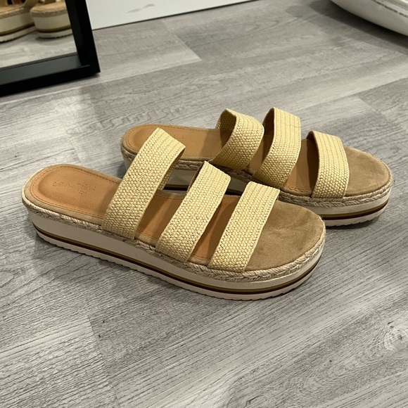 Platform Sandals - Picture 2 of 4